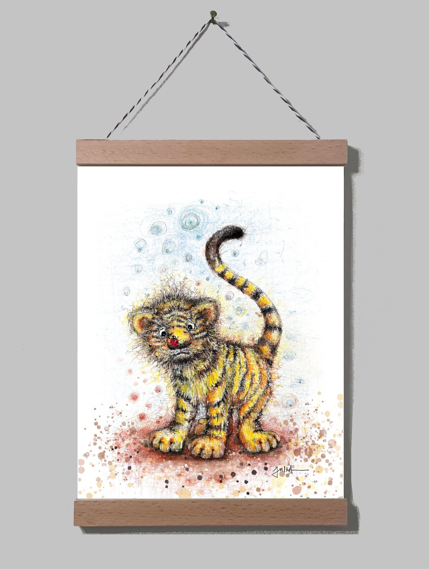 Poster Kleiner Tiger A4 | Bild A4 Baby Tiger mit Marienkäfer | Tiermotiv auf Leinwand