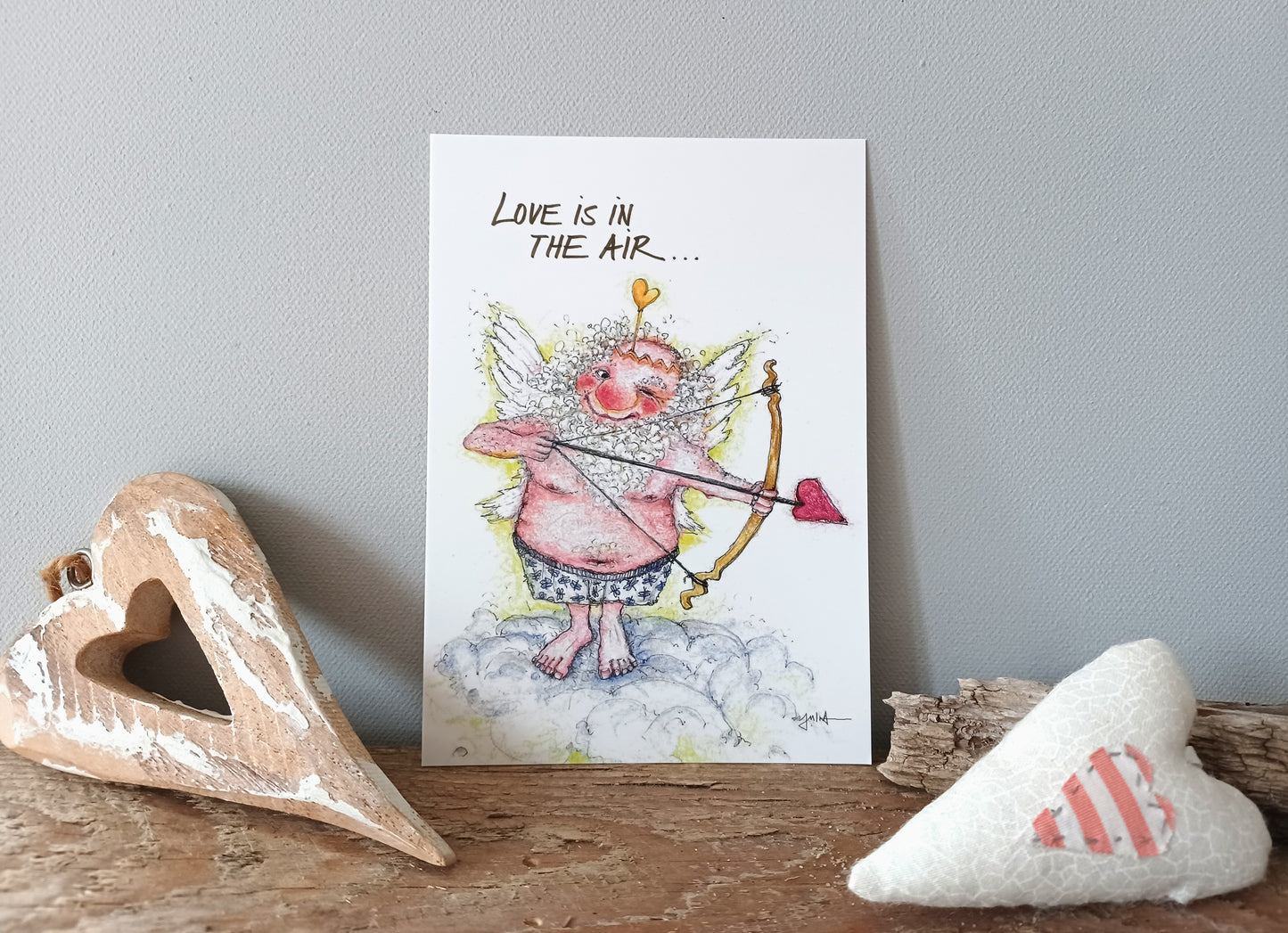 Postkarte Amor-Love Love is in the Air | Valentin Karte Liebesgott handgezeichnet A6 Druck | Kunst mit Witz